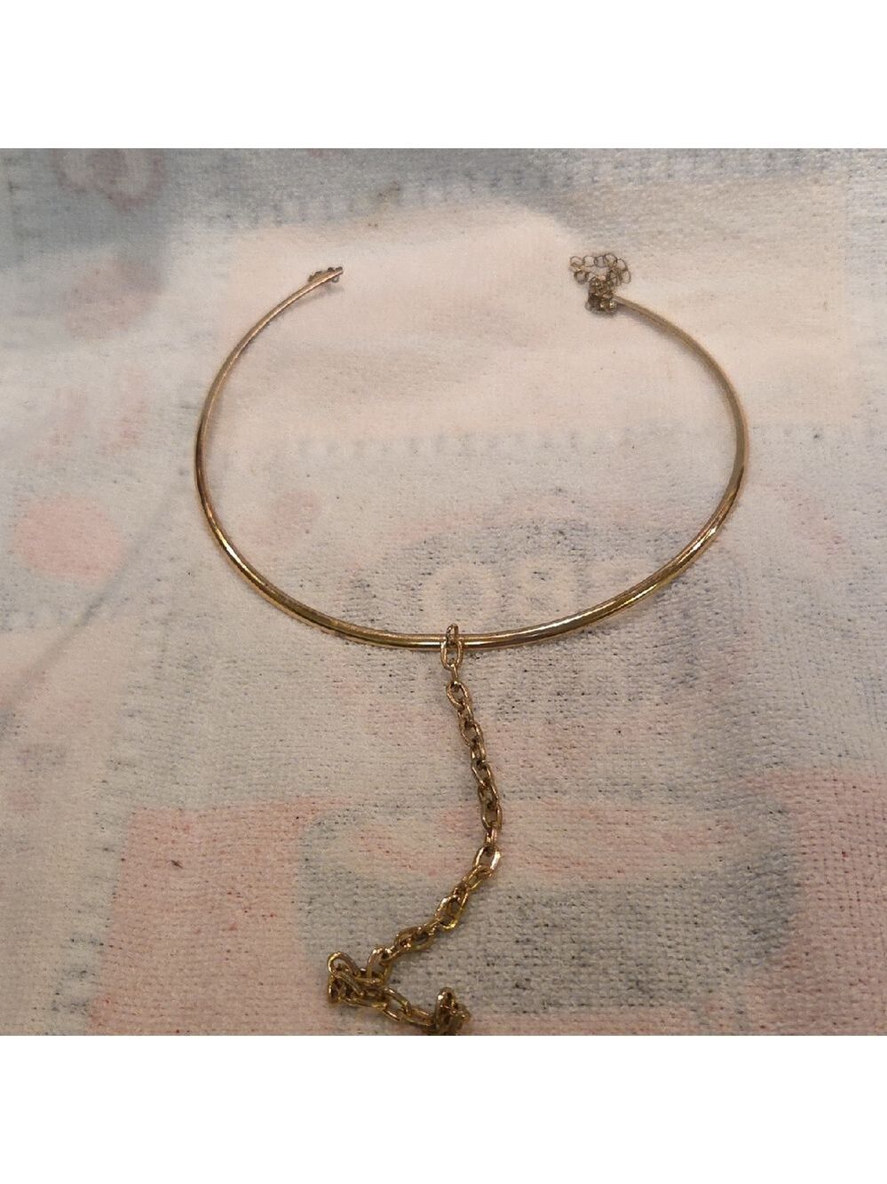 Chic Gold Necklace with Chain Accent